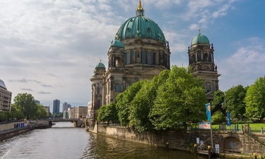 Három az egyben! A&O Hotels Berlin - 4 nap 3 éjszaka svédasztalos reggelivel 2 felnőtt és 2 gyermek részére - Csibész Csapat